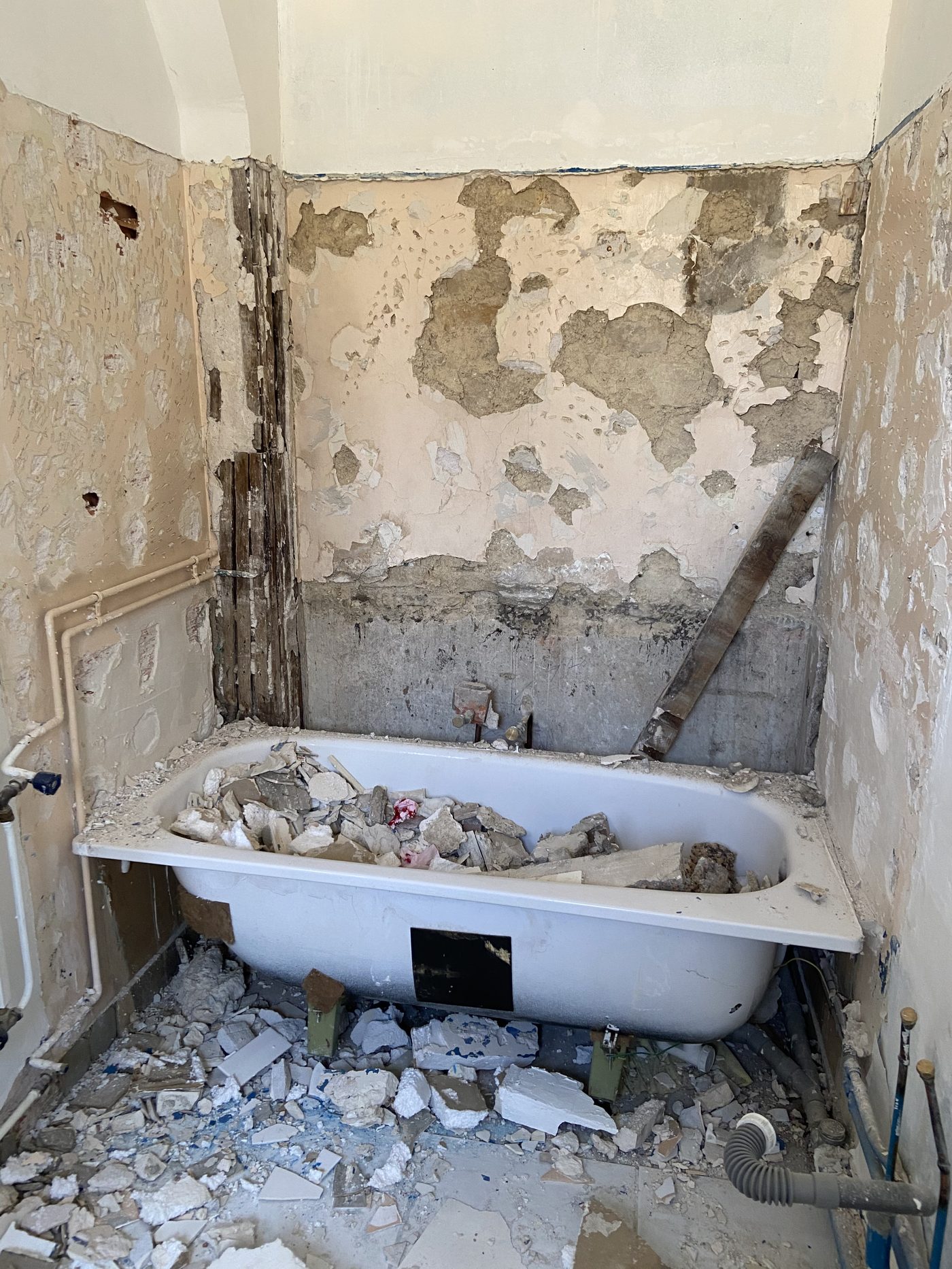 Avant : salle de bain en démolition – Technibat Dijon