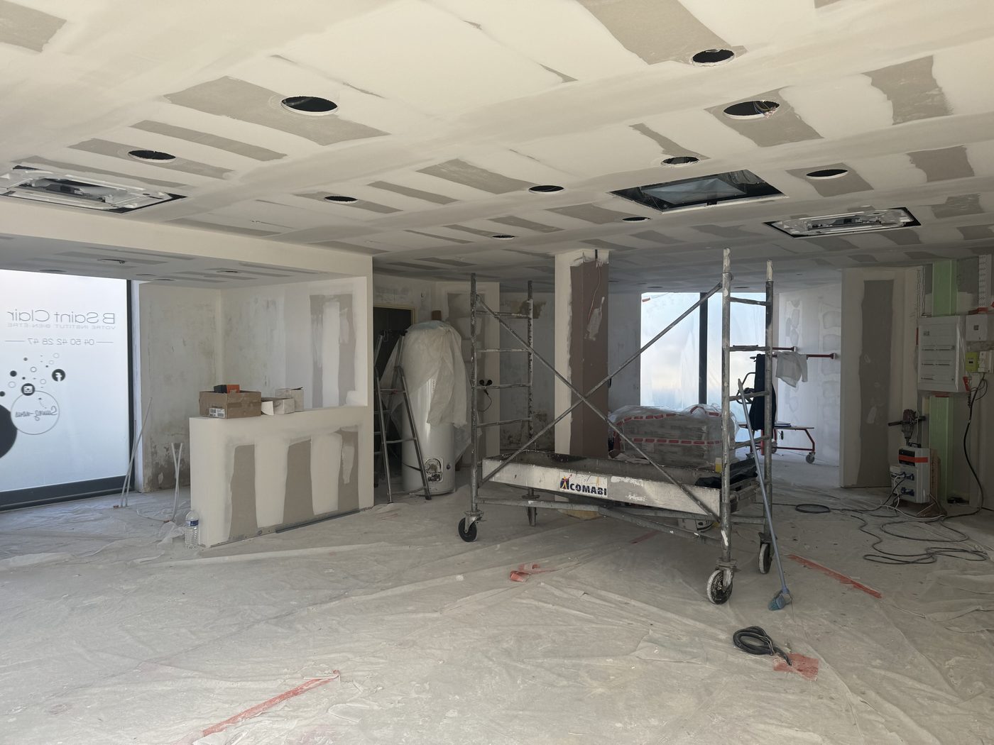 Avant : chantier placo local commercial – Technibat