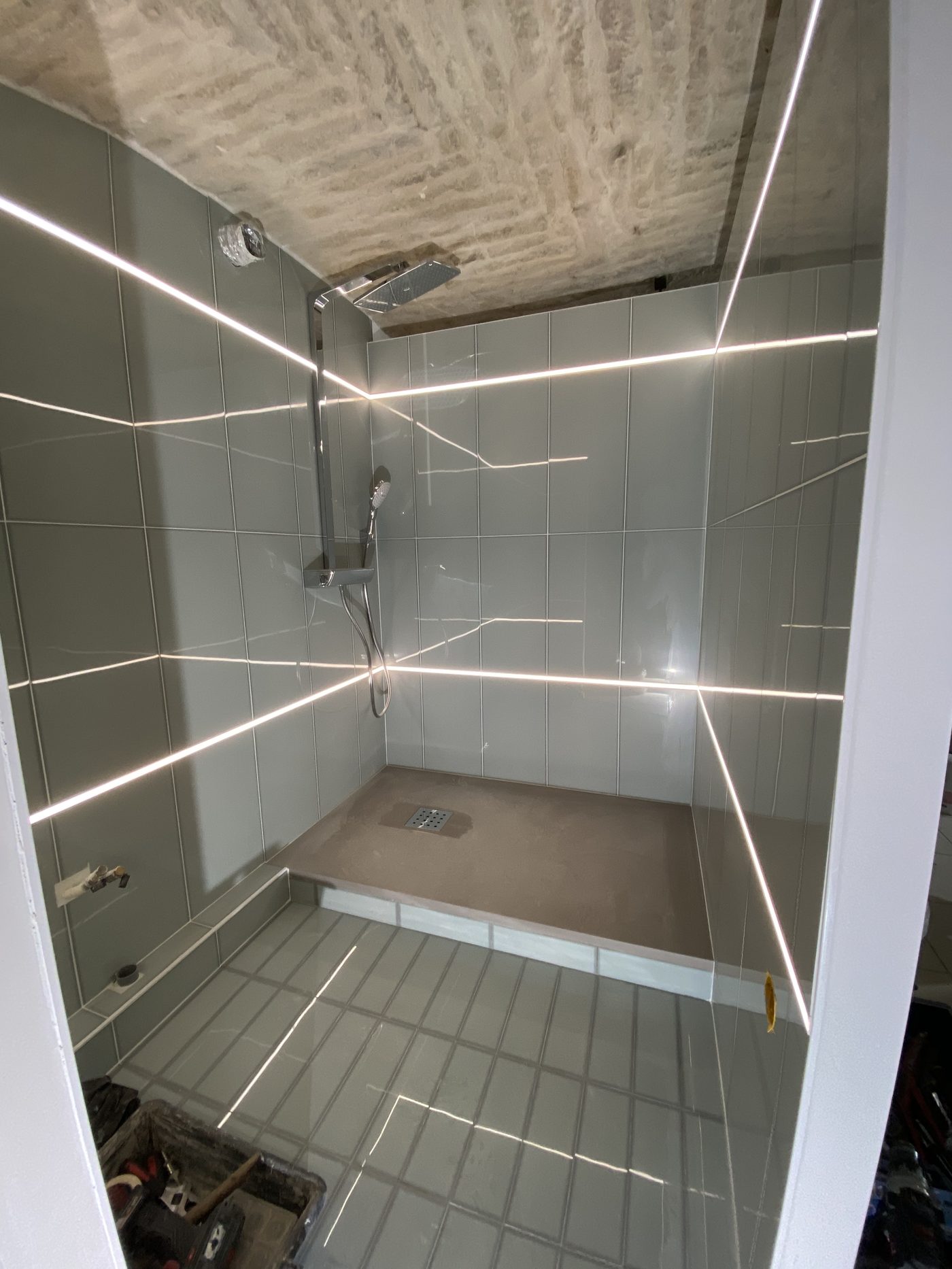 Éclairage LED intégré douche – Technibat Dijon