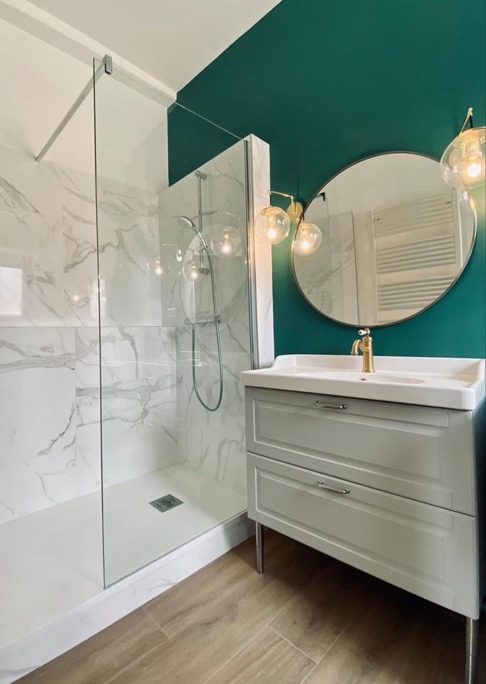 Rénovation salle de bain verte marbre laiton – Technibat Dijon